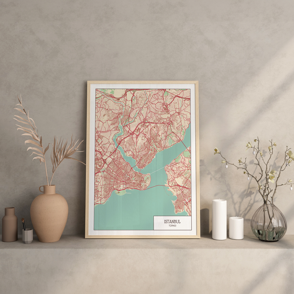 Poster della mappa di Istanbul a colori, in cornice di legno naturale su una mensola tra vasi e candele