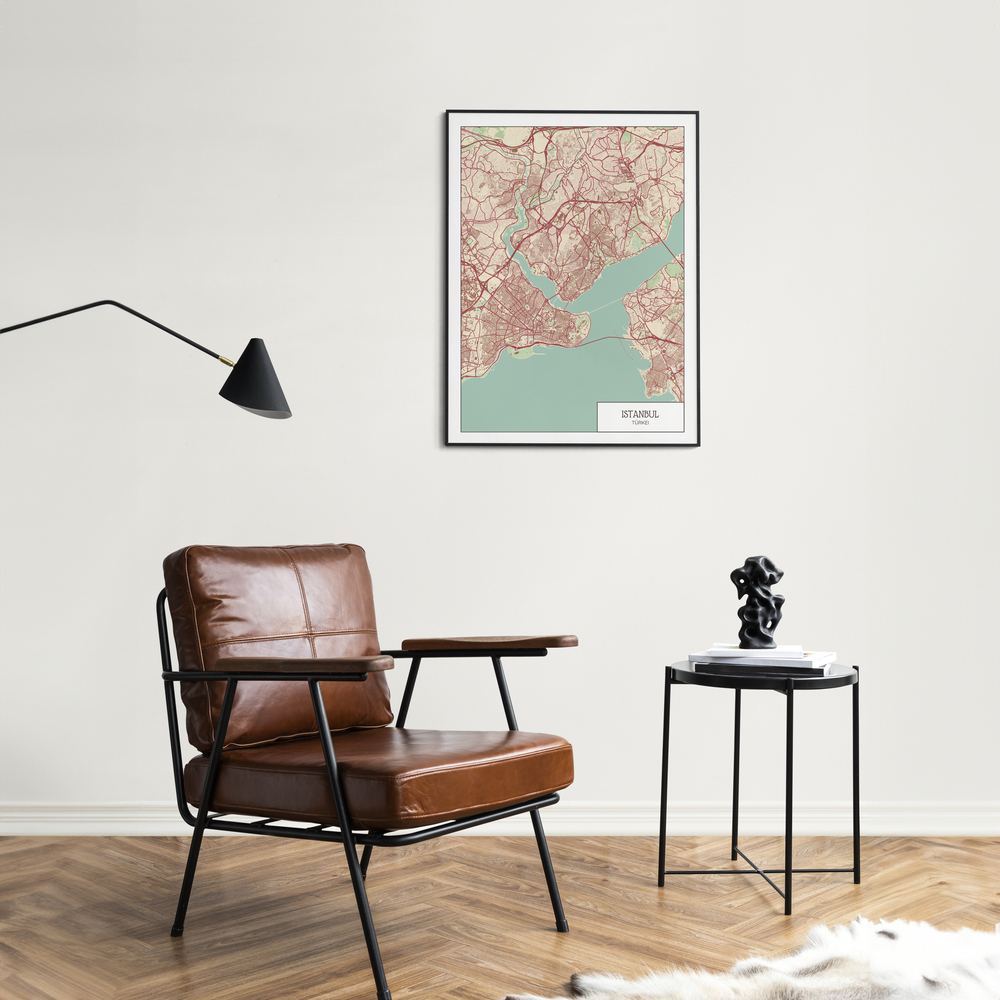 Stampa a colori della mappa di Istanbul in cornice nera, alla parete accanto a una poltrona in pelle marrone