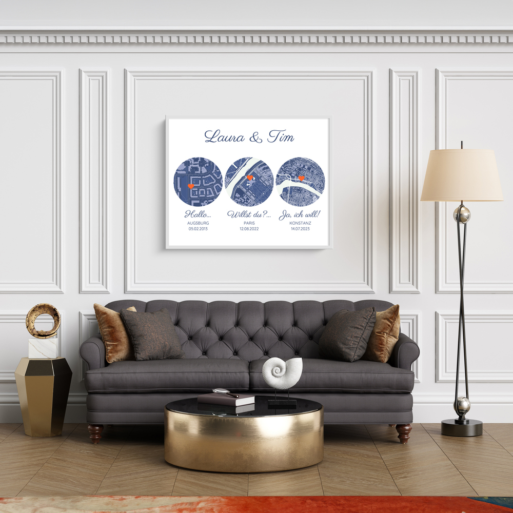 Personalisiertes Kartenbild mit drei blauen Stadtplänen für Kennenlernen, Verlobung und Hochzeit über grauem Sofa