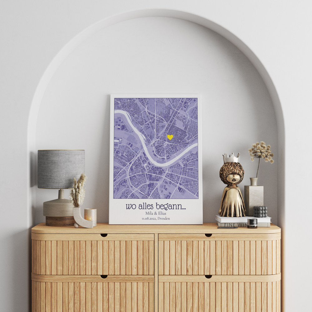 Personalisierter Kartendruck mit gelbem Herz auf einer Holzkommode in einer Wandnische als Geschenk für Paare
