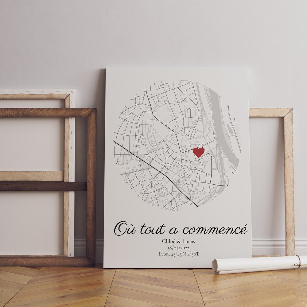 Affiche personnalisée avec plan de ville en cercle et cœur rouge, posée au sol, idée cadeau pour son amoureux