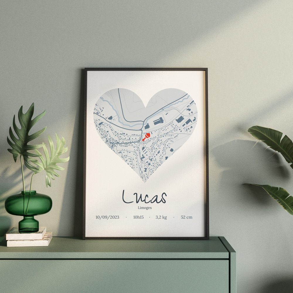 Cadeau de naissance : affiche avec plan de ville en cœur et prénom, encadrée en noir sur un meuble vert