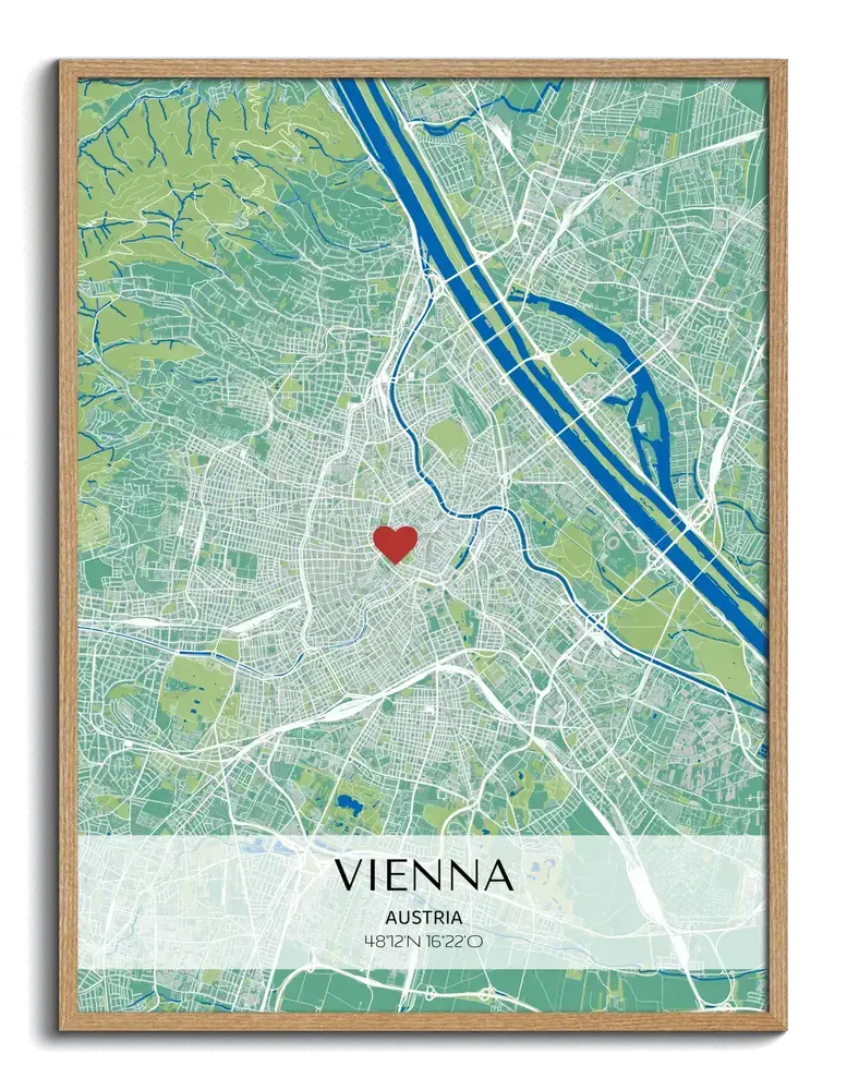 Poster con mappa della città verde e blu, cuore rosso e coordinate su fascia chiara, in cornice di legno naturale