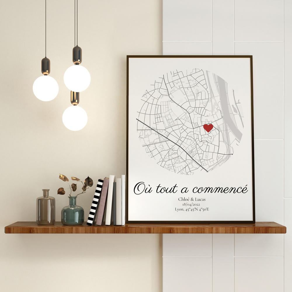 Affiche encadrée avec plan de ville en cercle, cœur rouge et texte personnalisé, posée sur une étagère en bois
