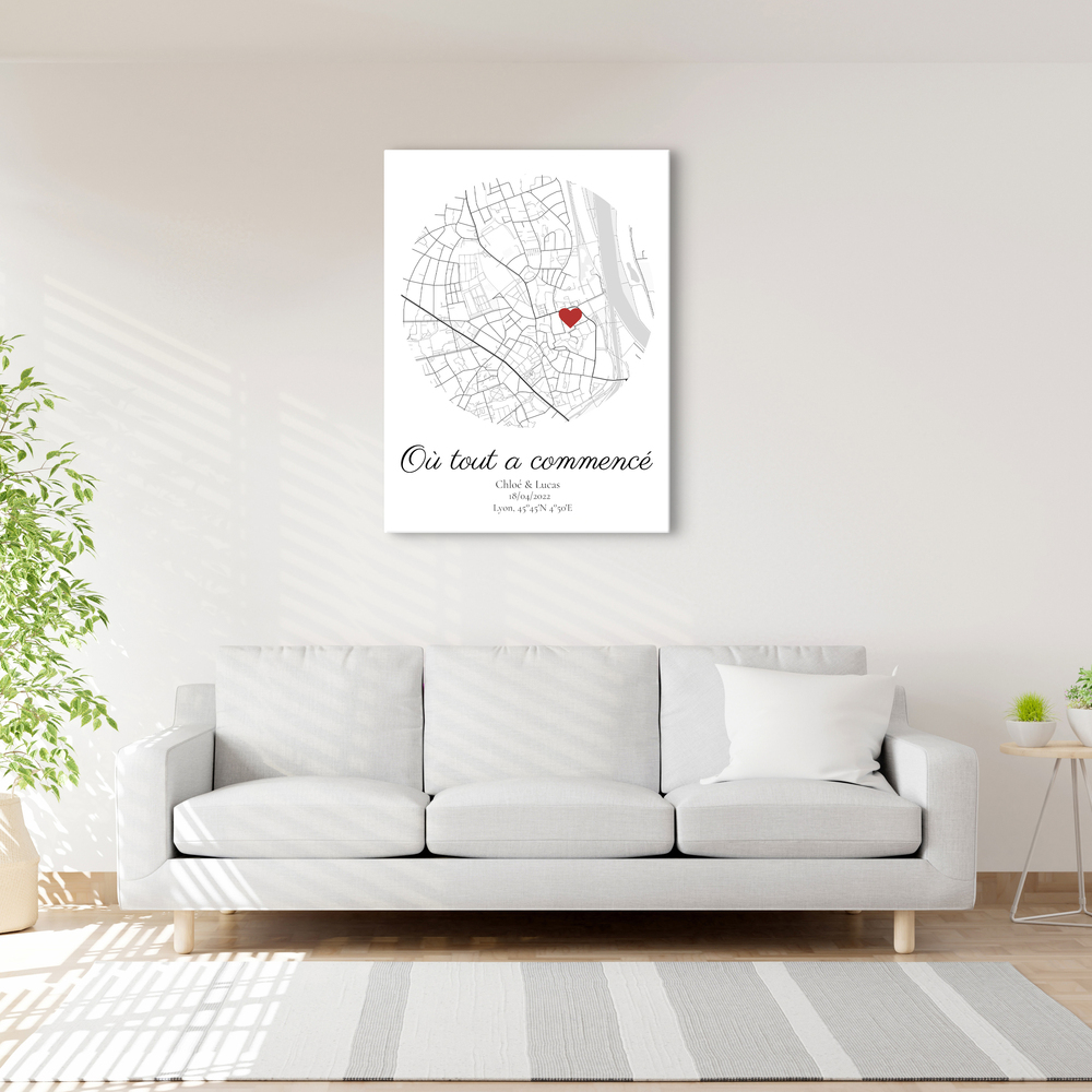 Affiche avec plan de ville en cercle et cœur rouge au-dessus d’un canapé blanc, cadeau personnalisé pour un couple
