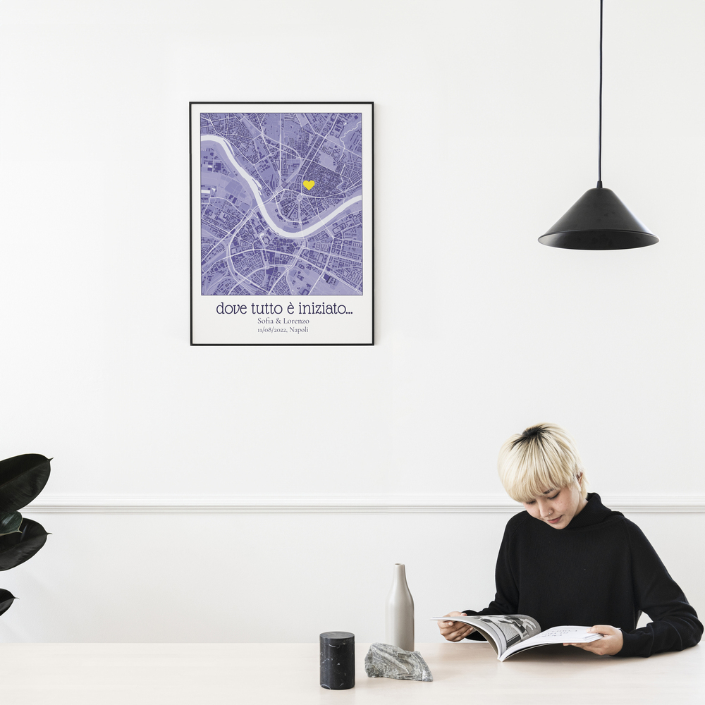 Mappa personalizzata lilla con cuore giallo, in cornice nera alla parete della sala da pranzo