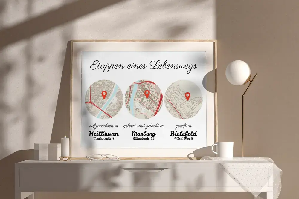 Gerahmtes Lebensweg-Poster mit drei runden Stadtkarten auf einer Kommode, als persönliches Geschenk zum Jahrestag
